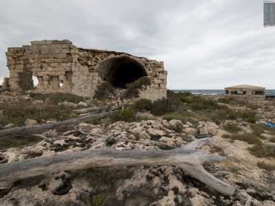Ci spingiamo a destra e il panorama non cambia. Accanto a un bunker si erge il rudere di quella che sembra un�antica struttura: rappresenta appieno la desolazione dell�area, dominata da una roccia impervia sulla quale balzano spesso all�occhio numerosi rifiuti